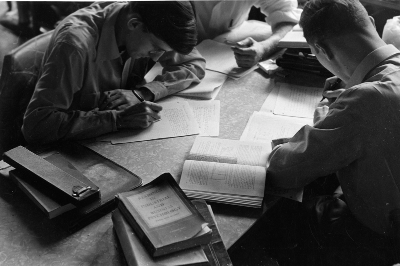 Students in The Graduate School of Industrial Administration consult books and write papers.